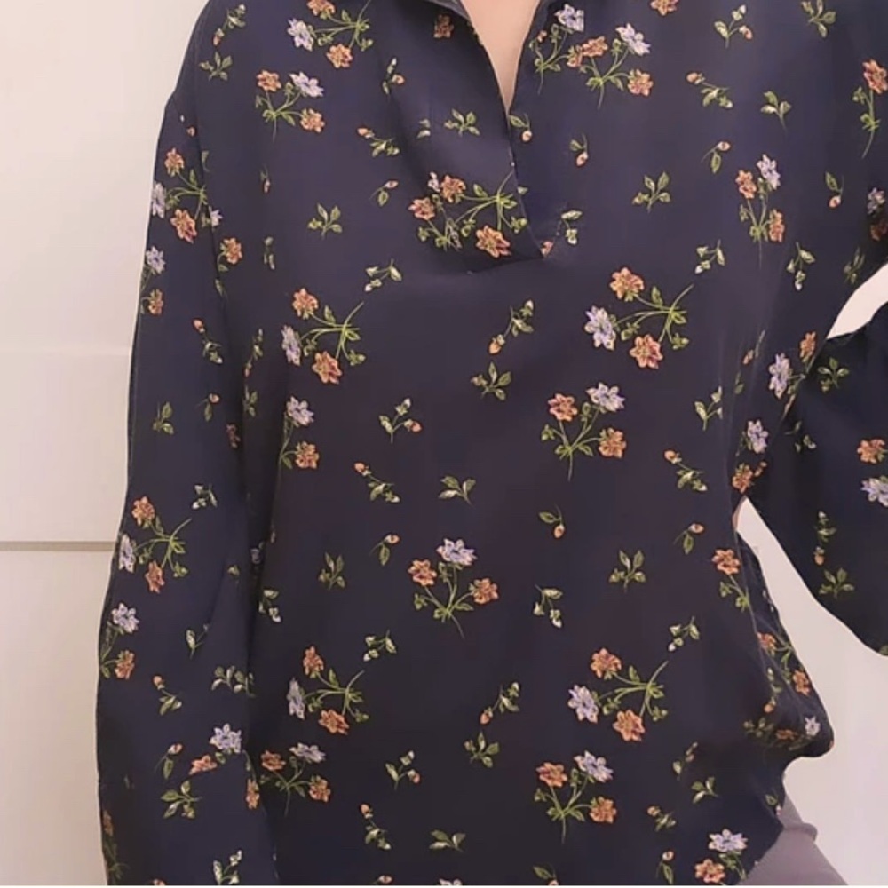 H&M Floral Navy S Crop! XS runs like a medium. Loose fit.